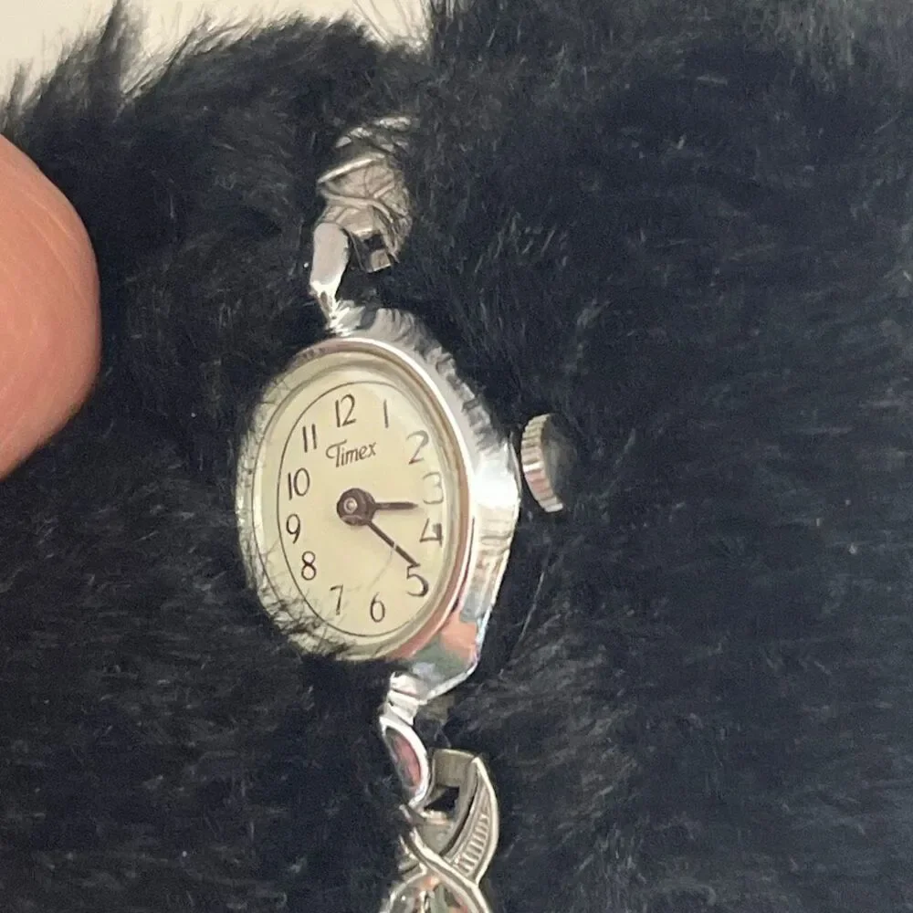 Vintage Timex Women's Silver Tone Manual Wind Oval‎ Stainless Stretch Band Watch